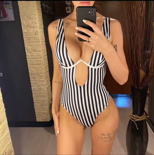 Maillot de bain à rayures élégantes